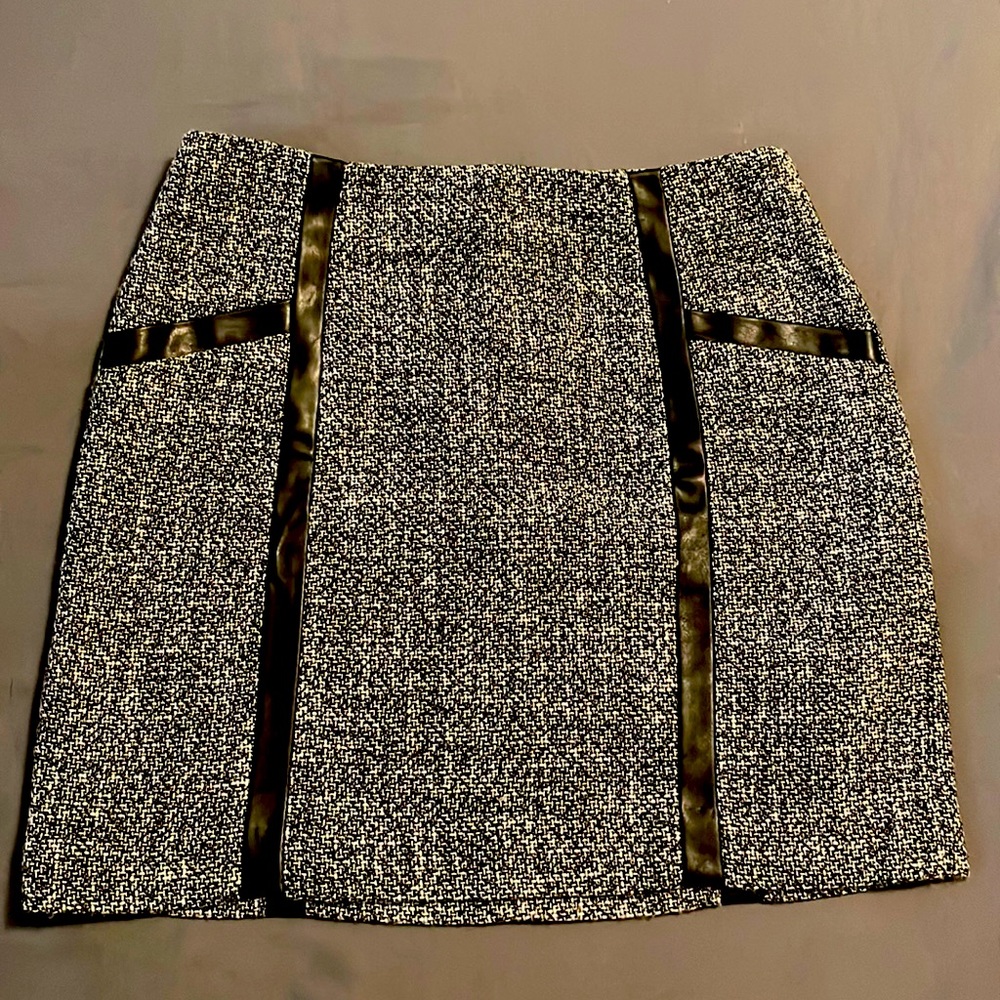 Banana Republic, size 4, tweed and leather trim skirt. Like new, barely worn!